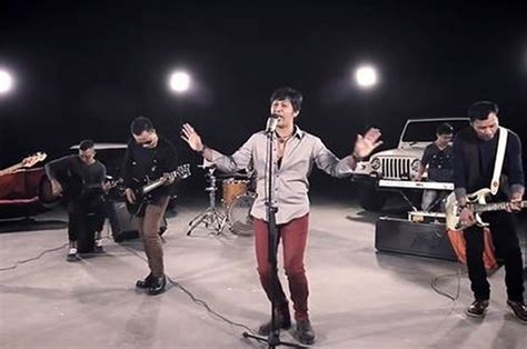 Georgie leiwakabessy dipopulerkan oleh freddy hitipeuw tahun rilis 1985. Hits Sepanjang Masa, Berikut Chord Gitar dan Lirik Lagu 'Mungkinkah' By Stinky - Sonora.id