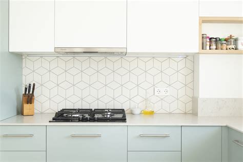 The cost of kitchen backsplash installation is usually between $13 and $118 per square foot, with the backsplash materials and installation included, as well as removal of the old backsplash. Backsplash Installation Cost | Kitchen Backsplash Cost
