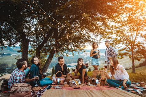 Idee e consigli su cosa fare e sui regali da scambiarsi. Come festeggiare il vostro primo anniversario di matrimonio!