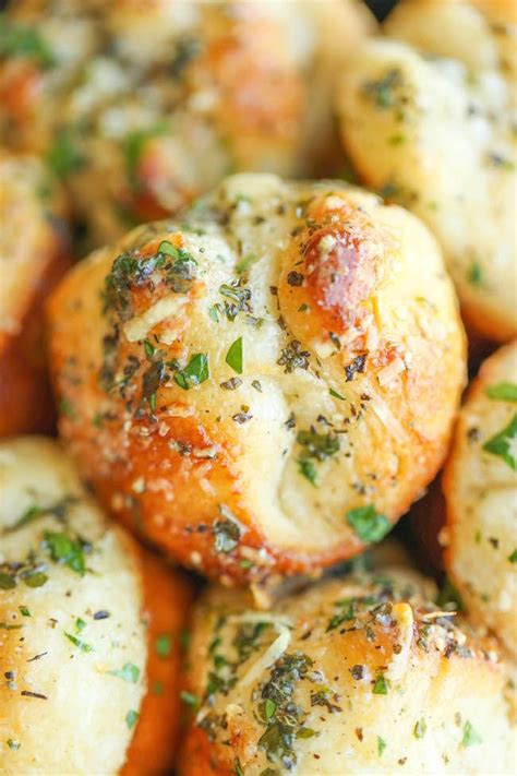 Melt the butter in the microwave, then mix in the parsley and garlic. 25+ bästa Garlic cheese bread idéerna på Pinterest | Smör ...