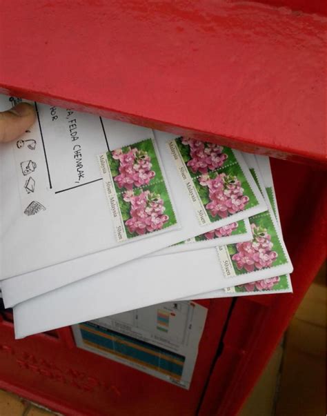 Saya, bagi pihak diri ini dan seisi keluarga, dengan nawaitu. Menjelang Syawal: Tradisi hantar kad raya imbau nostalgia ...