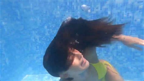 Girl Screaming Underwater Not My Video Youtube