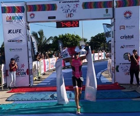 En triatlón ganó tres medallas en los juegos panamericanos en los años 2015 y 2019, y dos medallas en el campeonato panamericano de triatlón en los años 2014 y 2018. Ganan Íñigo y Cabrera el Triatlón Cancún 2019 - Trimexico