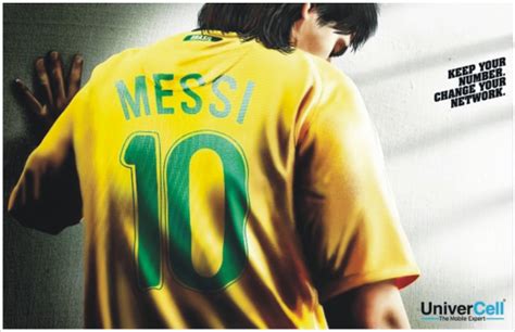 LA PELOTA NO DOBLA: Messi con la camiseta de Brasil