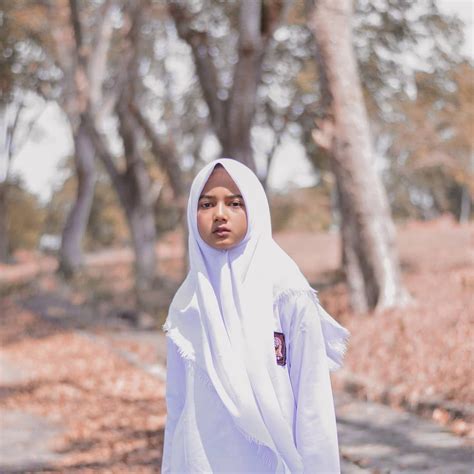 Gambar Mungkin Berisi 1 Orang Pohon Luar Ruangan Dan Dekat Casual Hijab Outfit Girl Hijab