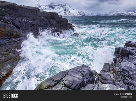 Imagen Y Foto Roaring Ocean Near Prueba Gratis Bigstock