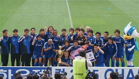 Jun 15, 2021 · 1999년에 수원 삼성 블루윙즈로 복귀한 이후 전 소속팀 안양을 상대로 오버헤드킥으로 골을 넣는 등 맹활약하여 k리그 2연패, afc 챔피언스 리그 2연패 10, fa컵 등 많은 우승컵을 수원 삼성에 선사했다. 블루윙즈 뉴스 - 수원, 2005 삼성 하우젠컵 우승 화보-2