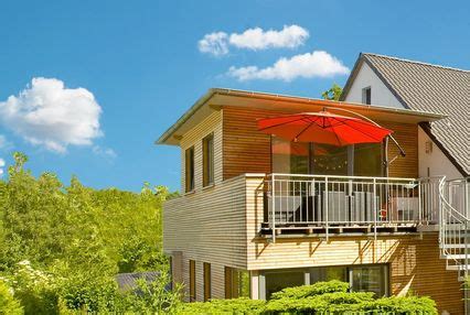 Durch den anbau und altbaumodernisierung genug platz für vierköpfigen familie ✅ das haus mit modernem kubus und großflächigen fenstern ⏩ mehr. Aufstocken & Anbauen in der Holzbauweise Modernisieren ...