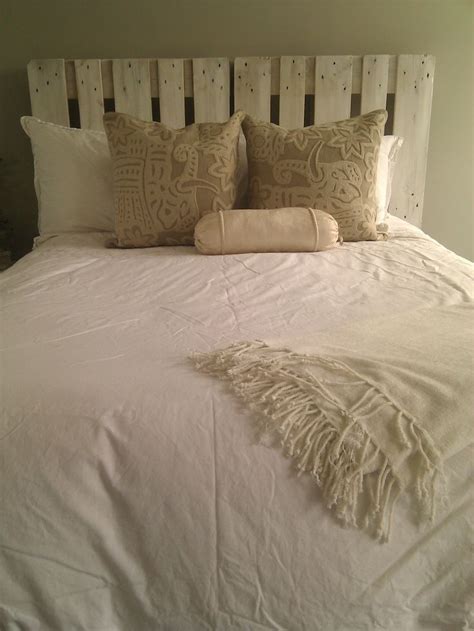 How to's & quick tips; white washed pallet headboard....my favorite so far of the pallet headboards. I love whites ...