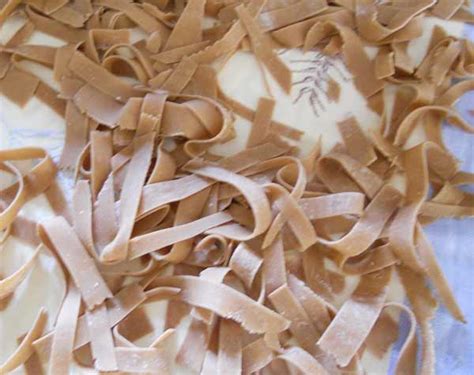 La farina di castagne è considerata la farina tradizionale dell'inverno ed è ideale per la preparazione del castagnaccio tradizionale e mescolata in piccole dosi alla farina di frumento o alla farina di riso confezionato in atmosfera protettiva. Ricetta: Pasta fresca di farina di castagne