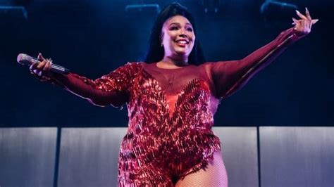 Tiktok Reinstates Lizzos Swimsuit Pics After She Put Them On Blast ‘we Love Lizzo And Her Music