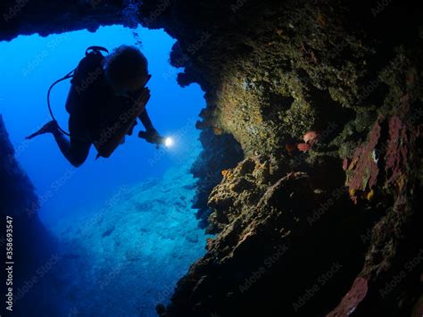 Cave Diving Underwater Scuba Divers Exploring Caves Ocean Scenery Sun