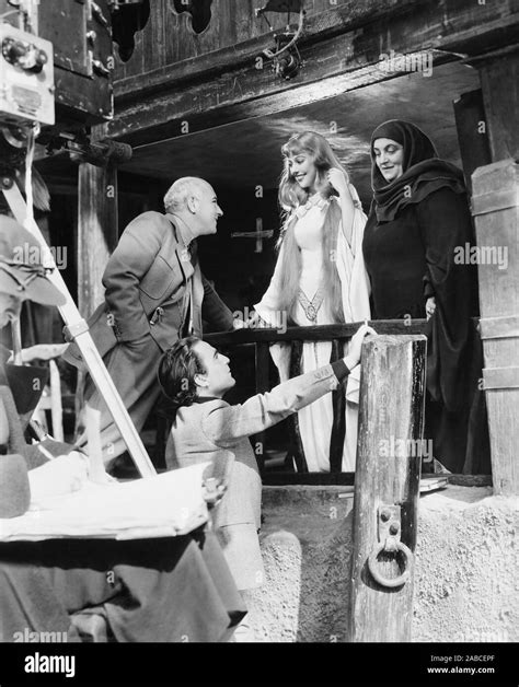 the crusades top from left director cecil b demille instructing loretta loyng and anna