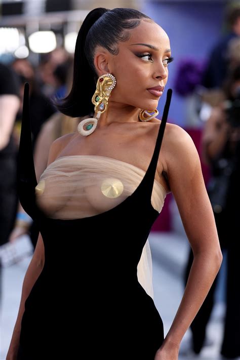Doja Cat Flaunt Her Naked Tits At The Billboard Music Awards