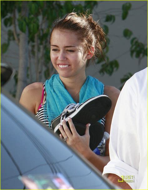Full Sized Photo Of Miley Cyrus Barefoot 01 Photo 1326521 Just Jared