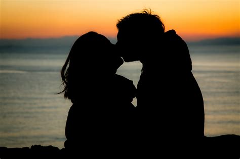 خلفيات زوجان، صورة ظلية، قبلة، حب، الرومانسية، الظلام Hd عريضة عالية الوضوح ملء الشاشة