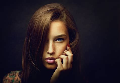 Obrázky Na Plochu Tvár Model Portrét Jednoduché Pozadie Dlhé Vlasy Modré Oči Maľované