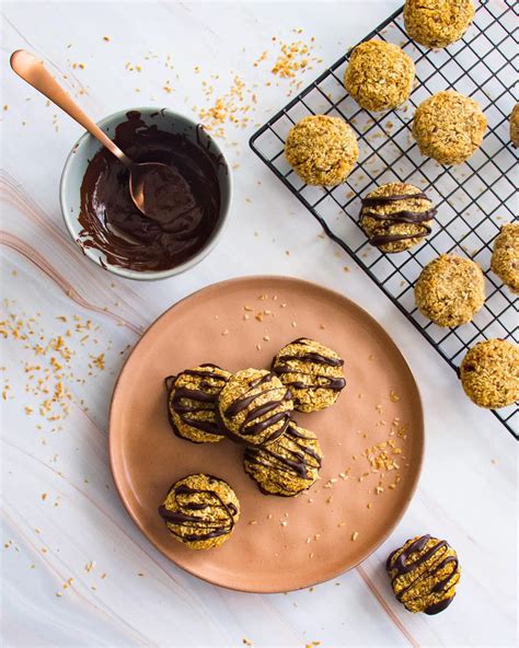 Macarons à La Noix De Coco Sucrés Aux Dattes Julie Desgroseilliers