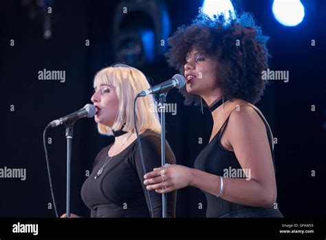 Backing Singers Hi Res Stock Photography And Images Alamy
