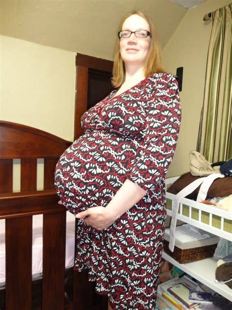 A Mother Pregnant With Twins Shows Off Her Huge Pregnant Ell At The