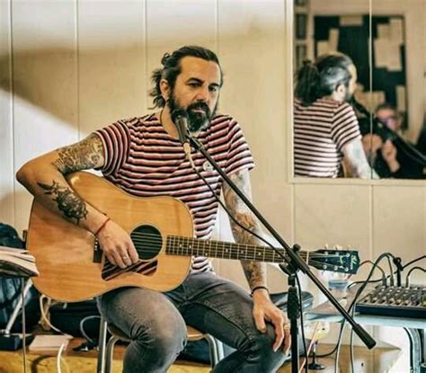 Omar edoardo pedrini (brescia, 28 maggio 1967) è un cantautore, chitarrista e accademico italiano, ex leader dei timoria. Videointervista Omar Pedrini: Zio Rock racconta una storia ...