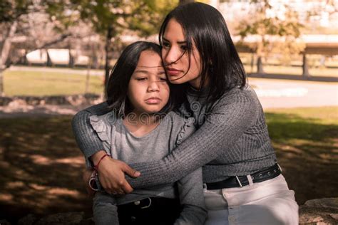 Joven Madre Consolando A Su Hija En El Parque Foto De Archivo Imagen De Junto Problema