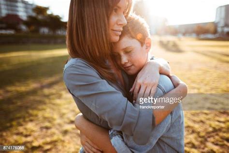 60 Meilleures Hug Sad Photos Et Images Getty Images