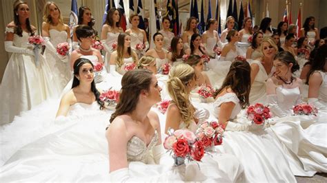 daughters of high society attend debutante ball in new york city abc news