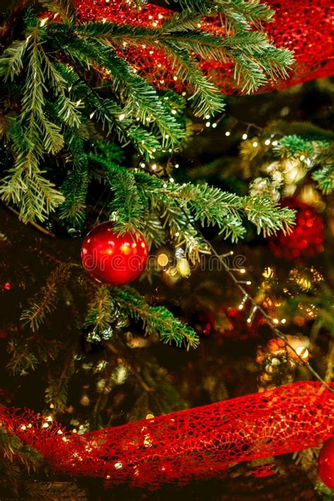 Geplaats door van der horst aanhangwagens b.v. Kerstboom En Kerstversieringen Met Hangende Rode Bubbels ...
