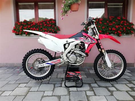The new suspension setup on the crf450 works well for a wide variety of riders and at the standard setting and shows an improvement in control and light and quick handling is the norm for this generation crf and none of that has changed for 2015. Honda CRF 450 cm3, 2015 god.