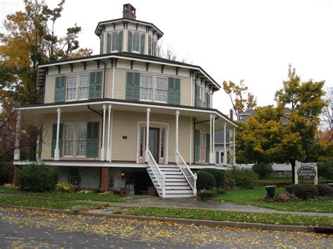 Octagon houses were a unique house style briefly popular in the 1850s in the united states and canada. Rich-Twinn Octagon House - Wikipedia