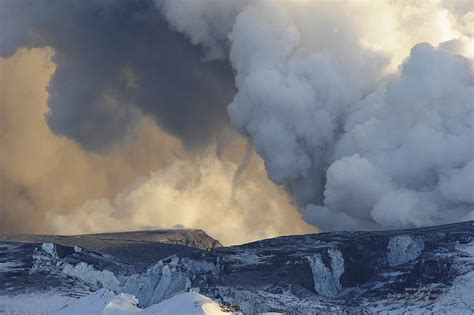 Eyjafjallajokull Shs N The Ash Plume From Eyjafjal Flickr