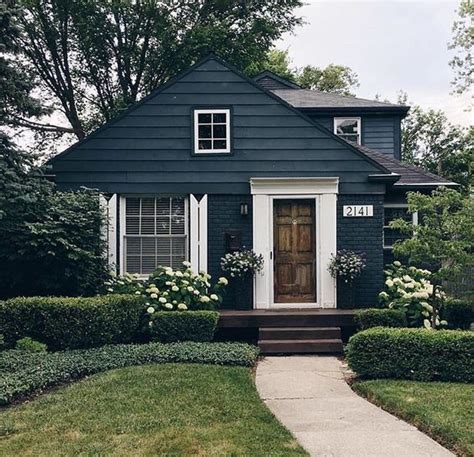 25 Inspiring Exterior House Paint Color Ideas Dark Hunter Green