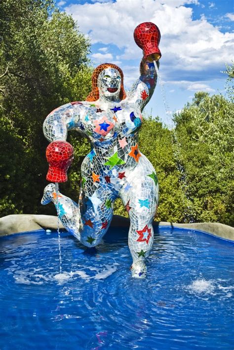 Ihre ideen und deren verwirklichung im allmählichen entstehen des gesamtkunstwerks werden in diesem schillernden buch ausführlich dokumentiert. Tucked in the Tuscan Countryside, Niki de Saint Phalle's ...