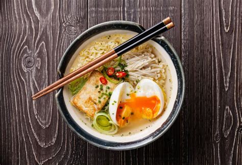 Asiatische Nudeln Miso Ramen Mit Shiitake Tofu Und PAK Choi Stockfoto