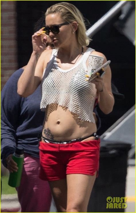 Kate Hudson Shows Some Skin On The Set Of Mona Lisa The Blood Moon Photo Kate