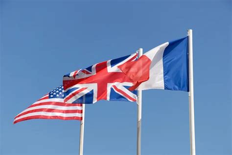 Drapeaux Nationaux Du Royaume Uni Etats Unis Et France Contre Le Ciel