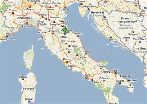 Mentre una si avvicinava alle spalle della vittima l'altra poggiava la cartina sullo zainetto lasciando che la complice potesse far scivolare dentro la mano indisturbata. Where we are
