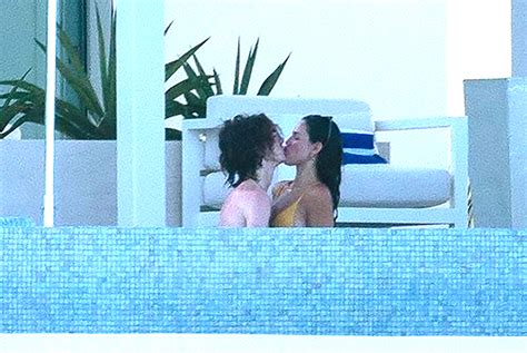 Timothee Chalamet And Eiza Gonzalezs Hot Tub Kiss In Mexico Pic