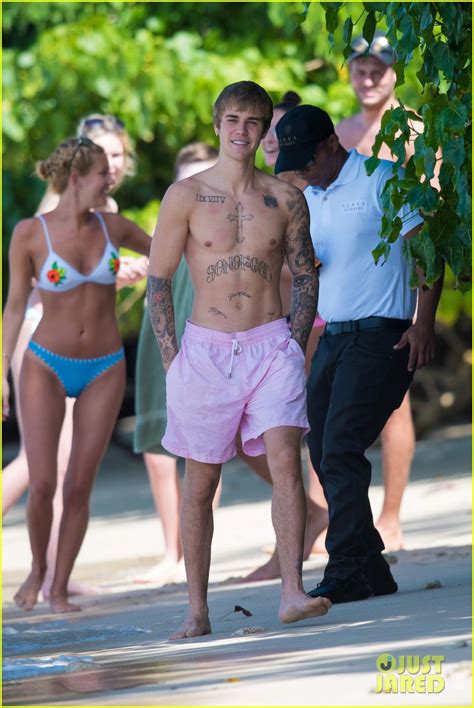 justin bieber s body is ripped in new shirtless beach photos photo 3833910 justin bieber