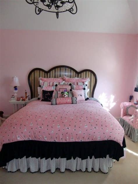 With plenty of pink accents, an abundance of bows and. Bedroom Minnie Mouse | Minnie mouse bedroom, Minnie mouse ...