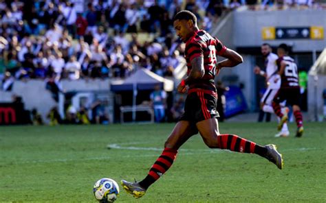 Vitinho is equally adept playing with either foot. Vitinho é o segundo jogador com mais dribles no Campeonato ...