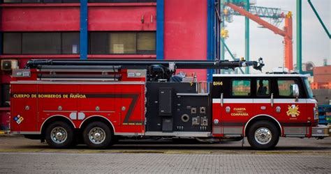 Hombres de hacha escala y pitón. Galería El carro de bomberos más moderno de Chile y su ...
