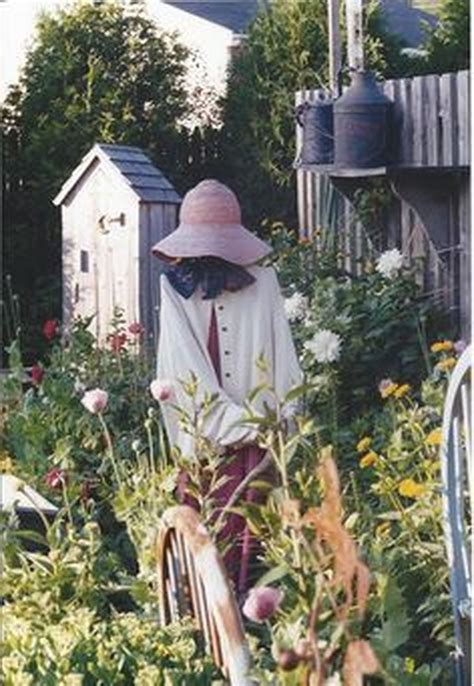 34 Inspiring Garden Scarecrow Ideas In 2020 Scarecrows For Garden Scarecrow Gorgeous Gardens