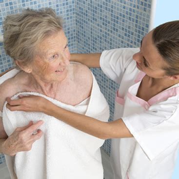Die ganzkörperwäsche eines pflegebedürftigen gehört zur grundpflege und erfüllt das menschliche grundbedürfnis nach reinlichkeit und frische. Assistance with bathing - Home Care Agency