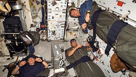 Optimist*innen machen anscheinend alles richtig: Schlafmangel im All: Astronauten nehmen häufig Tabletten ...