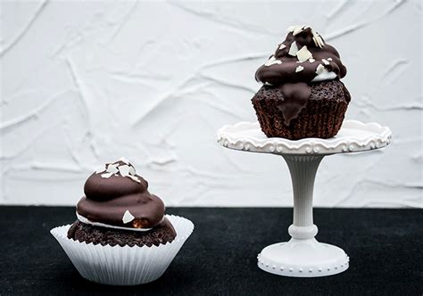 Die kuchen aus dem ofen nehmen und wenn gewünscht ein wenig heisse schokolade über die marshmallows geben. Schoko-Kaffee-Muffins mit Marshmallow-Topping | Rezept ...