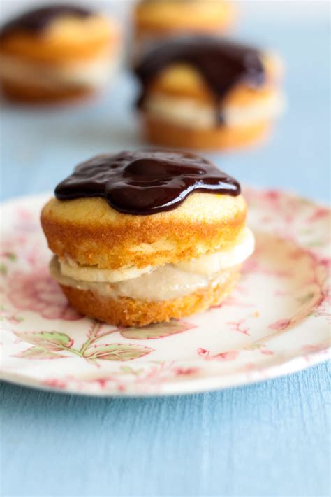 Divide batter among muffin cups, filling each halfway. Banana Boston Cream Pie Cupcakes - Le Petit Eats