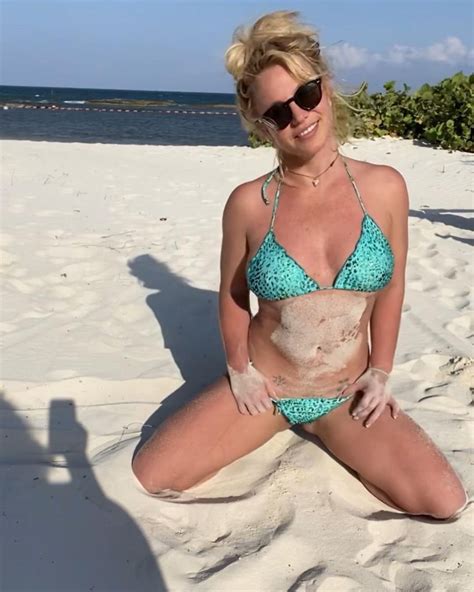 Britney Spears wrzuciła do sieci nagie zdjęcia Nie ma na sobie stanika i eksponuje biust