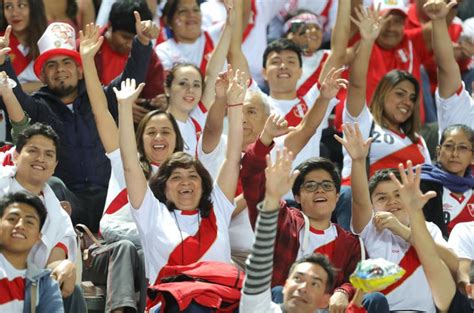 Perú Vs Ecuador ¡así Se Celebró El Día Del Hincha Peruano En El